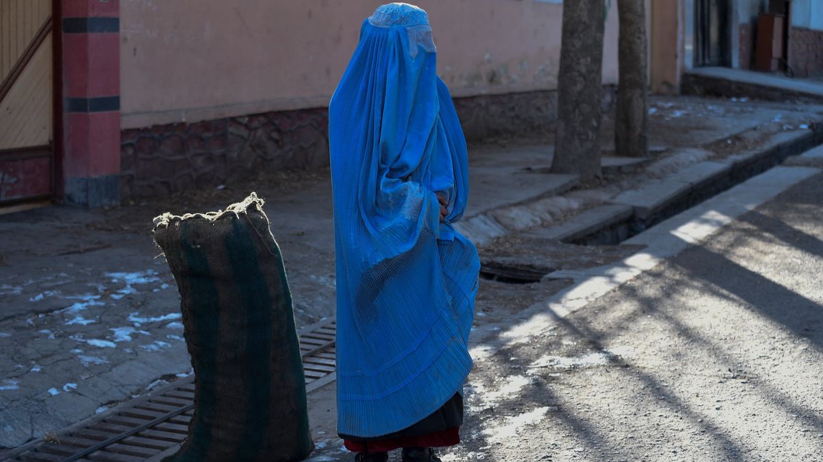 Afghánistán na pokraji humanitární krize. Tálibán zakázal ženám pomáhat